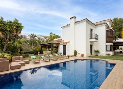 ELEGANT FRONTLINE GOLF VILLA FOR SALE IN LA QUINTA, BENAHAVÍS