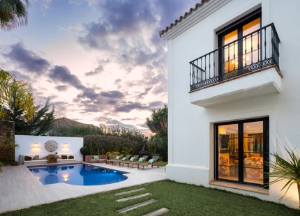ELEGANT FRONTLINE GOLF VILLA FOR SALE IN LA QUINTA, BENAHAVÍS