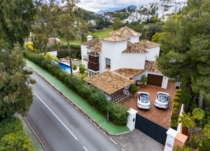 ELEGANT FRONTLINE GOLF VILLA FOR SALE IN LA QUINTA, BENAHAVÍS