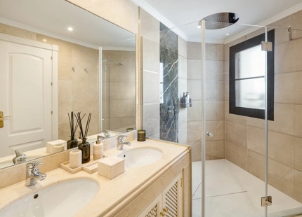 ELEGANT FRONTLINE GOLF VILLA FOR SALE IN LA QUINTA, BENAHAVÍS