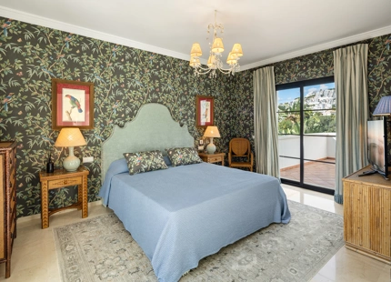 ELEGANT FRONTLINE GOLF VILLA FOR SALE IN LA QUINTA, BENAHAVÍS