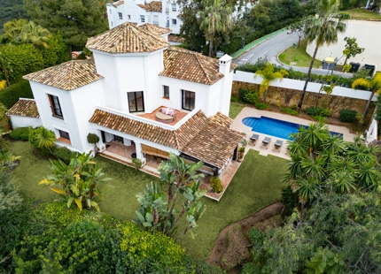 ELEGANT FRONTLINE GOLF VILLA FOR SALE IN LA QUINTA, BENAHAVÍS