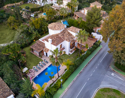ELEGANT FRONTLINE GOLF VILLA FOR SALE IN LA QUINTA, BENAHAVÍS