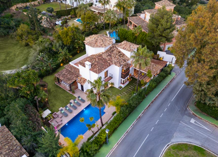 ELEGANT FRONTLINE GOLF VILLA FOR SALE IN LA QUINTA, BENAHAVÍS