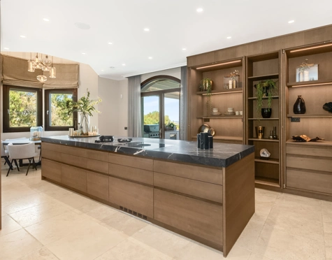Villa en venta en El Herrojo, Benahavis