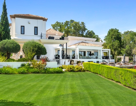 Villa en venta en El Herrojo, Benahavis