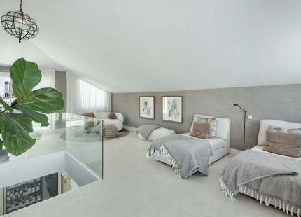 ÁTICO DUPLEX DE LUJO EN VENTA CON VISTAS IMPRESIONANTES EN NAGÜELES