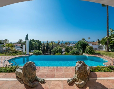 Villa for sale in Rio Real, Marbella Este