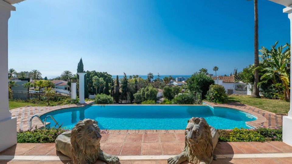 Villa for sale in Rio Real, Marbella East