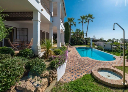 Villa for sale in Rio Real, Marbella East
