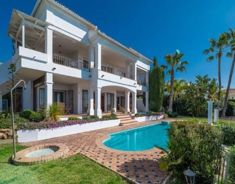 Villa for sale in Rio Real, Marbella Este