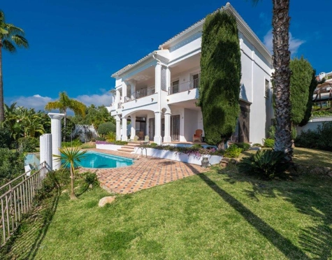 Villa for sale in Rio Real, Marbella Este