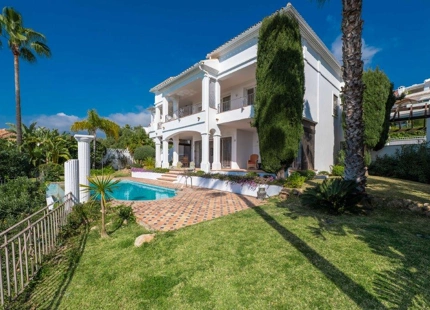 Villa for sale in Rio Real, Marbella East