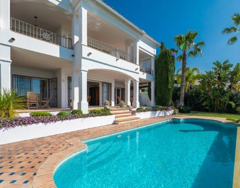 Villa for sale in Rio Real, Marbella Este