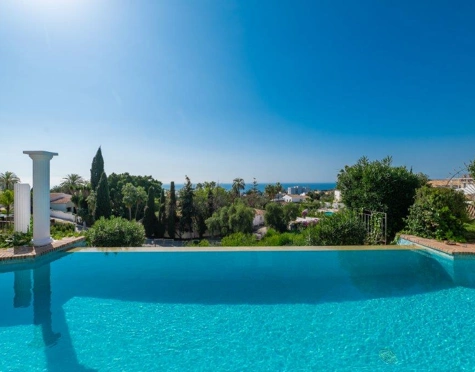 Villa for sale in Rio Real, Marbella Este
