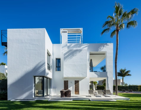 Villa en venta en Altos de Puente Romano, Marbella Golden Mile