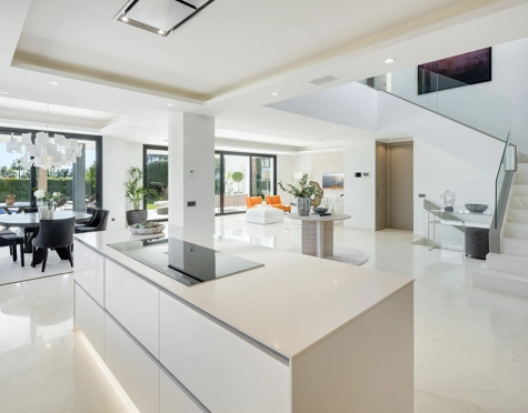 Villa en venta en Altos de Puente Romano, Marbella Golden Mile