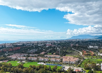 EXCEPTIONAL 4-BEDROOM TOWNHOUSE FOR SALE IN JARDINES DE LAS LOMAS