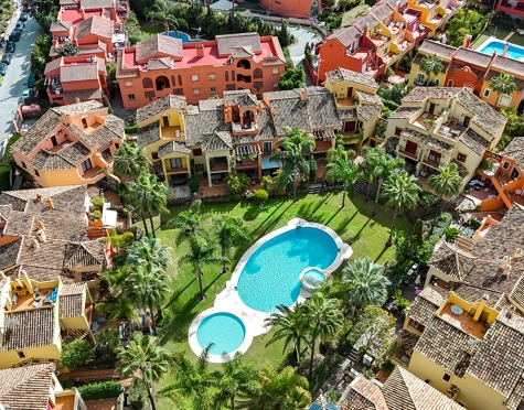 Town House for sale in Jardines de las Lomas, Marbella Golden Mile