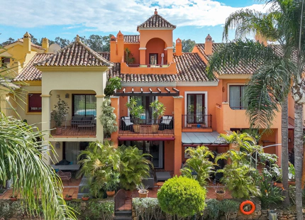 EXCEPTIONAL 4-BEDROOM TOWNHOUSE FOR SALE IN JARDINES DE LAS LOMAS