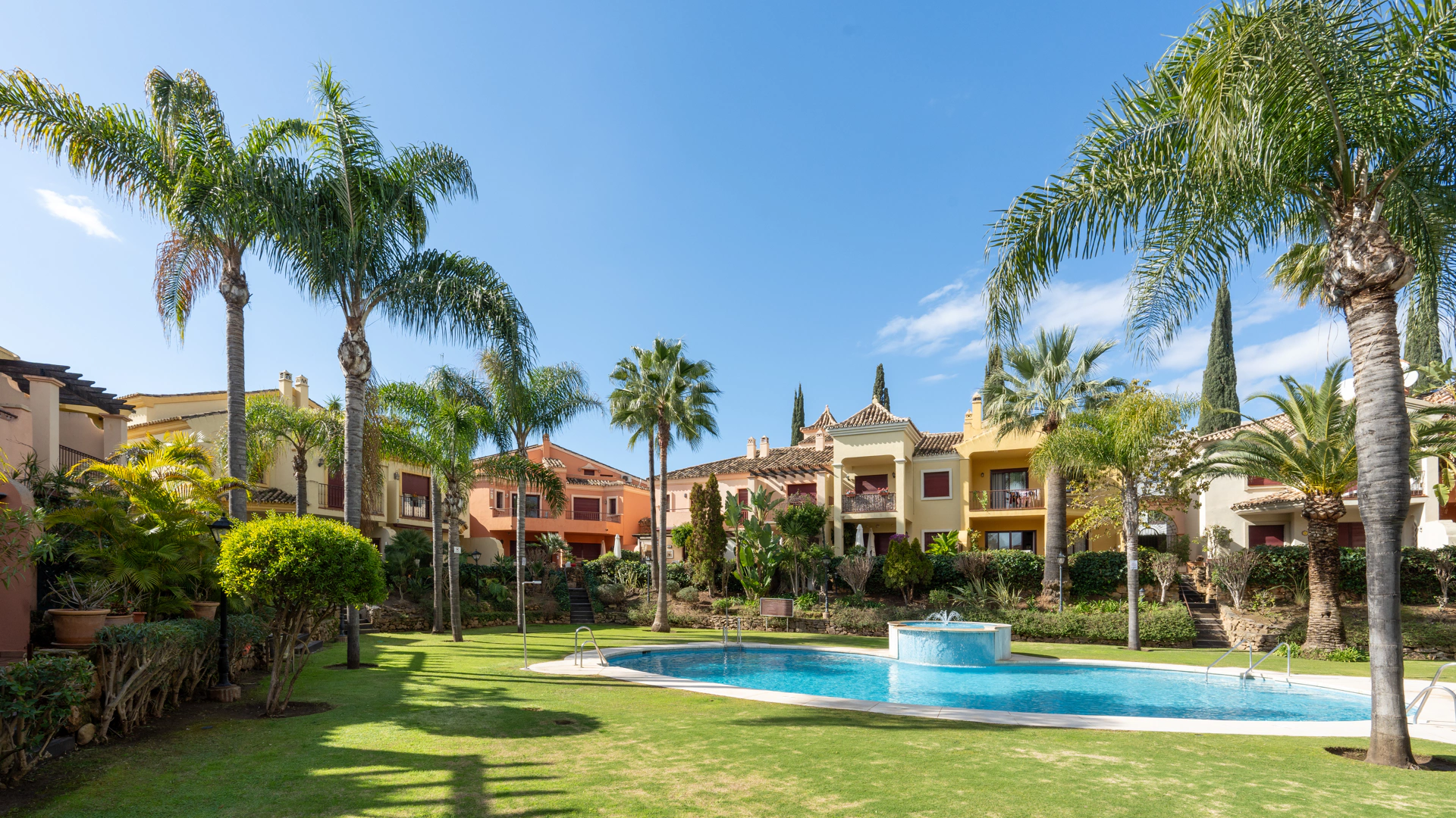 Town House for sale in Jardines de las Lomas, Marbella Golden Mile