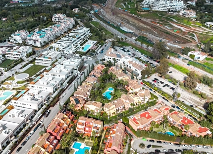 EXCEPTIONAL 4-BEDROOM TOWNHOUSE FOR SALE IN JARDINES DE LAS LOMAS