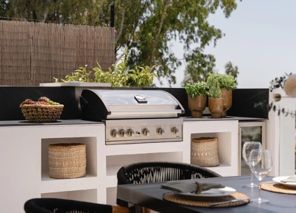 STUNNING LUXURY VILLA IN NUEVA ANDALUCÍA WITH BREATHTAKING VIEWS AND EXCEPTIONAL FEATURES