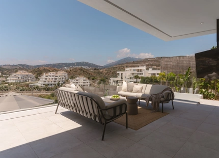 STUNNING LUXURY VILLA IN NUEVA ANDALUCÍA WITH BREATHTAKING VIEWS AND EXCEPTIONAL FEATURES