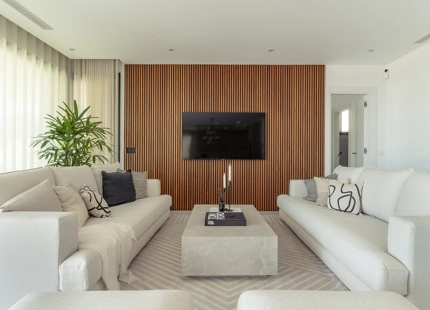 STUNNING LUXURY VILLA IN NUEVA ANDALUCÍA WITH BREATHTAKING VIEWS AND EXCEPTIONAL FEATURES
