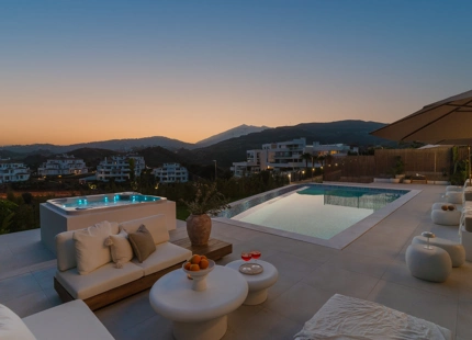 STUNNING LUXURY VILLA IN NUEVA ANDALUCÍA WITH BREATHTAKING VIEWS AND EXCEPTIONAL FEATURES
