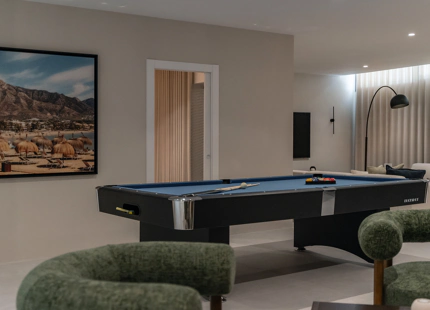 STUNNING LUXURY VILLA IN NUEVA ANDALUCÍA WITH BREATHTAKING VIEWS AND EXCEPTIONAL FEATURES