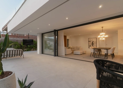 STUNNING LUXURY VILLA IN NUEVA ANDALUCÍA WITH BREATHTAKING VIEWS AND EXCEPTIONAL FEATURES