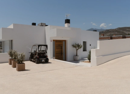 STUNNING LUXURY VILLA IN NUEVA ANDALUCÍA WITH BREATHTAKING VIEWS AND EXCEPTIONAL FEATURES