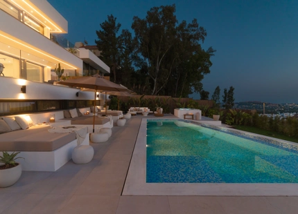 STUNNING LUXURY VILLA IN NUEVA ANDALUCÍA WITH BREATHTAKING VIEWS AND EXCEPTIONAL FEATURES