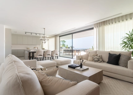 STUNNING LUXURY VILLA IN NUEVA ANDALUCÍA WITH BREATHTAKING VIEWS AND EXCEPTIONAL FEATURES