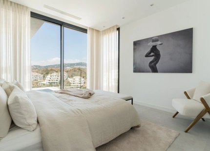 STUNNING LUXURY VILLA IN NUEVA ANDALUCÍA WITH BREATHTAKING VIEWS AND EXCEPTIONAL FEATURES