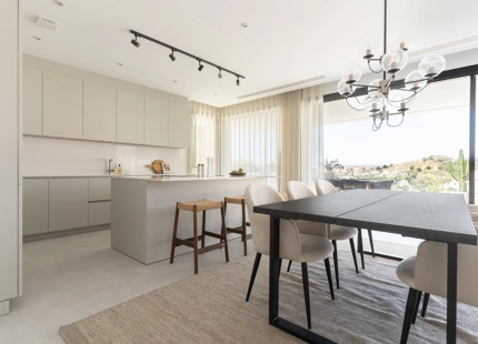 STUNNING LUXURY VILLA IN NUEVA ANDALUCÍA WITH BREATHTAKING VIEWS AND EXCEPTIONAL FEATURES