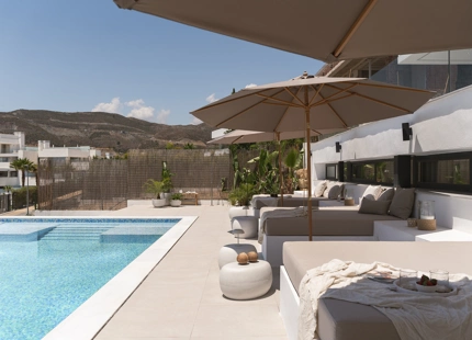 STUNNING LUXURY VILLA IN NUEVA ANDALUCÍA WITH BREATHTAKING VIEWS AND EXCEPTIONAL FEATURES