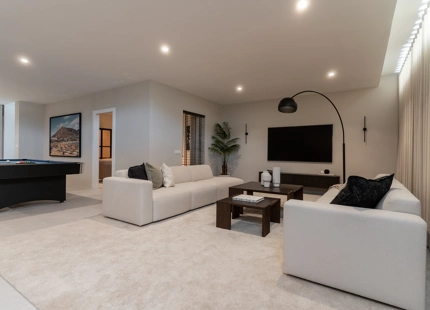 STUNNING LUXURY VILLA IN NUEVA ANDALUCÍA WITH BREATHTAKING VIEWS AND EXCEPTIONAL FEATURES