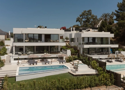 STUNNING LUXURY VILLA IN NUEVA ANDALUCÍA WITH BREATHTAKING VIEWS AND EXCEPTIONAL FEATURES