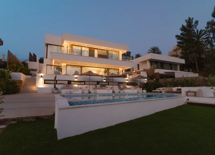 STUNNING LUXURY VILLA IN NUEVA ANDALUCÍA WITH BREATHTAKING VIEWS AND EXCEPTIONAL FEATURES