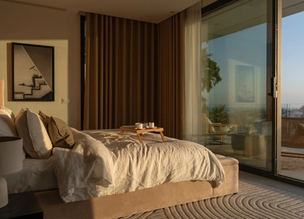 STUNNING LUXURY VILLA IN NUEVA ANDALUCÍA WITH BREATHTAKING VIEWS AND EXCEPTIONAL FEATURES