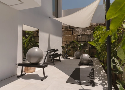 STUNNING LUXURY VILLA IN NUEVA ANDALUCÍA WITH BREATHTAKING VIEWS AND EXCEPTIONAL FEATURES