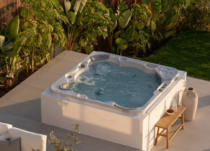 STUNNING LUXURY VILLA IN NUEVA ANDALUCÍA WITH BREATHTAKING VIEWS AND EXCEPTIONAL FEATURES