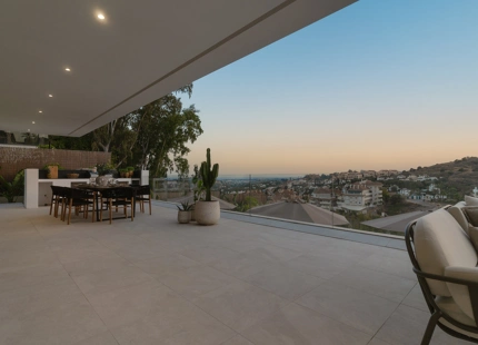 STUNNING LUXURY VILLA IN NUEVA ANDALUCÍA WITH BREATHTAKING VIEWS AND EXCEPTIONAL FEATURES