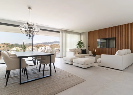 STUNNING LUXURY VILLA IN NUEVA ANDALUCÍA WITH BREATHTAKING VIEWS AND EXCEPTIONAL FEATURES