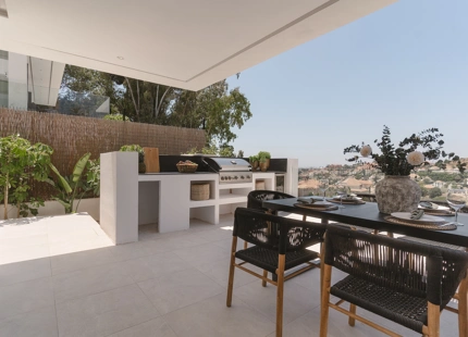 STUNNING LUXURY VILLA IN NUEVA ANDALUCÍA WITH BREATHTAKING VIEWS AND EXCEPTIONAL FEATURES