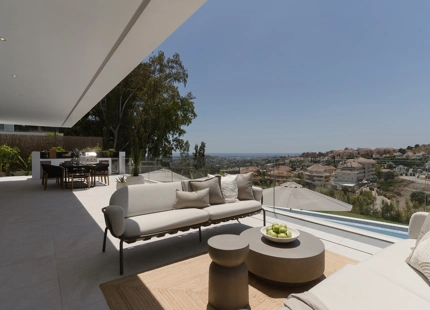 STUNNING LUXURY VILLA IN NUEVA ANDALUCÍA WITH BREATHTAKING VIEWS AND EXCEPTIONAL FEATURES