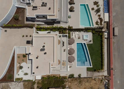 STUNNING LUXURY VILLA IN NUEVA ANDALUCÍA WITH BREATHTAKING VIEWS AND EXCEPTIONAL FEATURES
