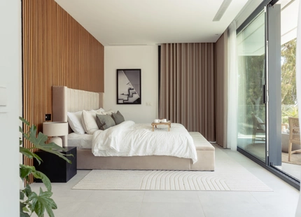 STUNNING LUXURY VILLA IN NUEVA ANDALUCÍA WITH BREATHTAKING VIEWS AND EXCEPTIONAL FEATURES